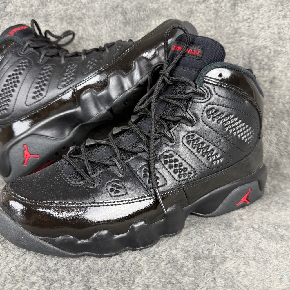 Jordan Kids Black and Red Retro Basketball Shoes - Picture 4 of 9
